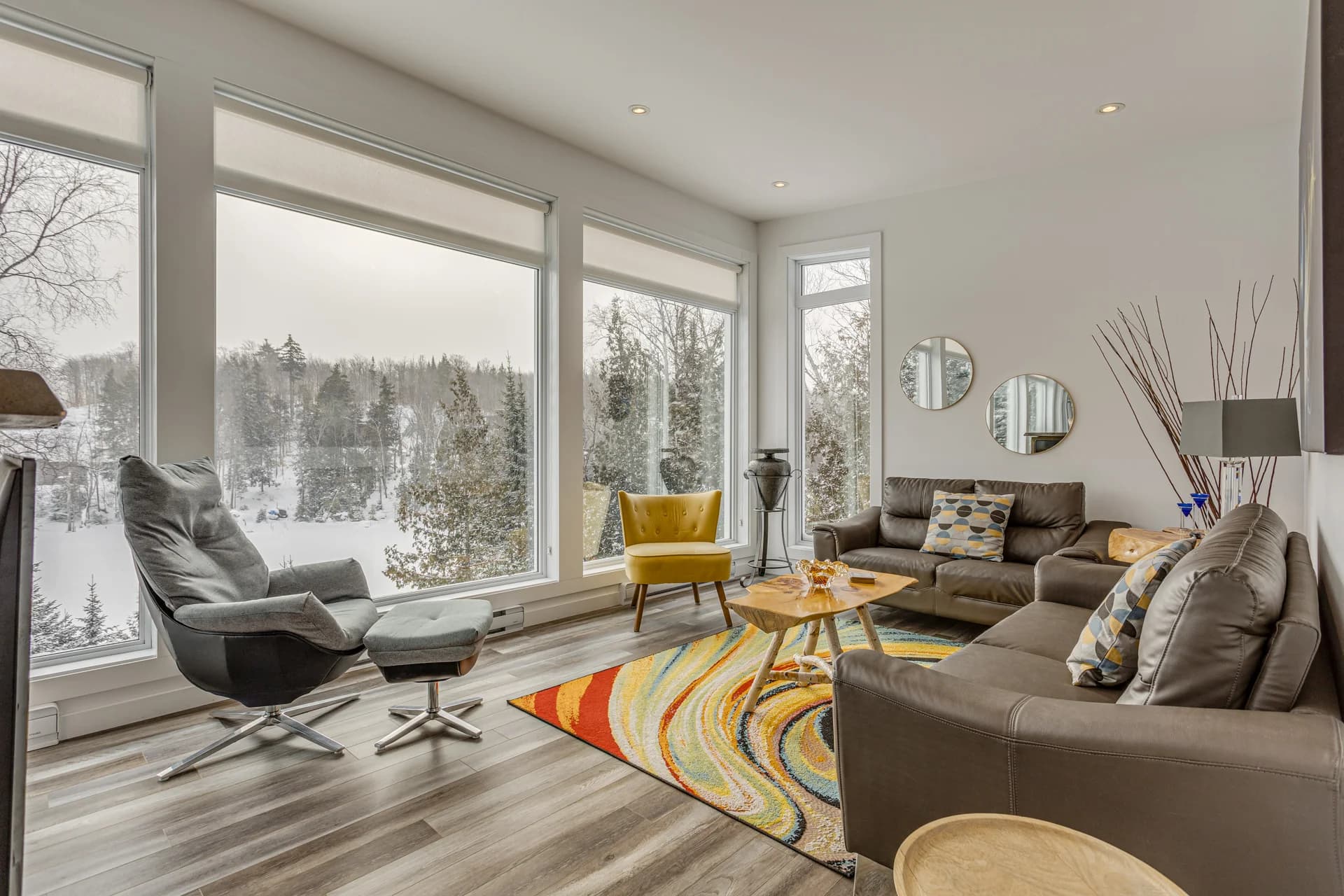 Salon vitré avec vue sur un paysage enneigé