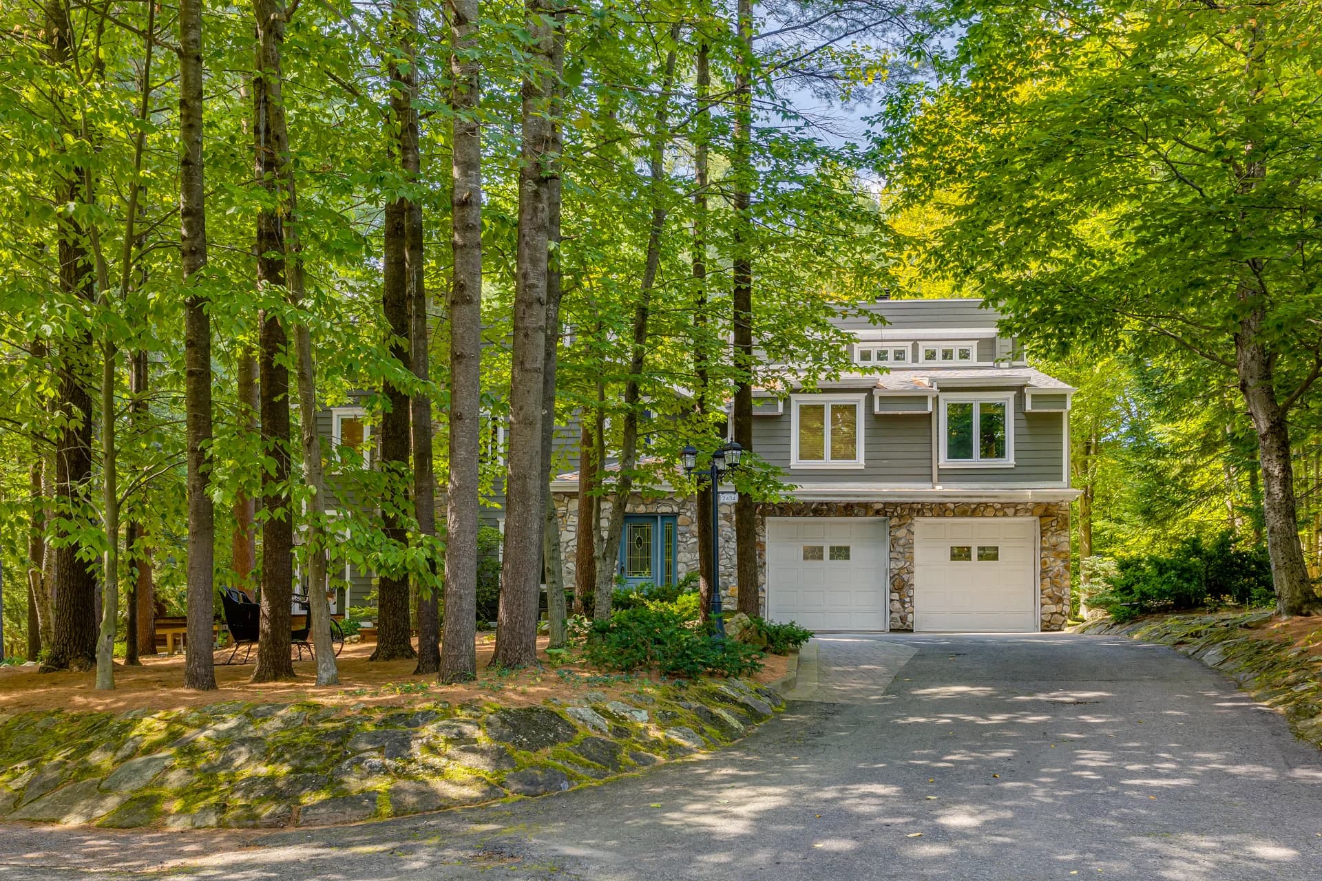 Maison avec garage nichée parmi les arbres