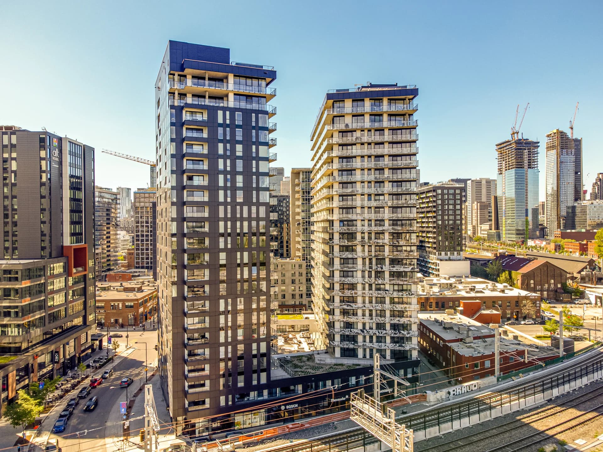 Vue aérienne de tours résidentielles à Montréal