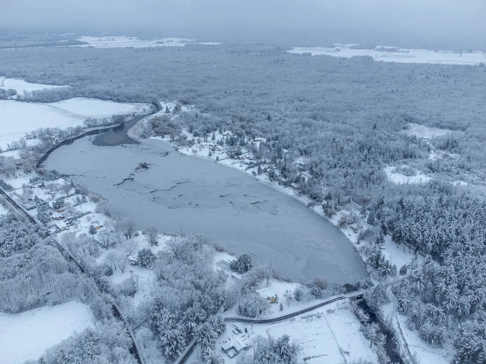Vue aérienne de lacs et de forêt enneigée