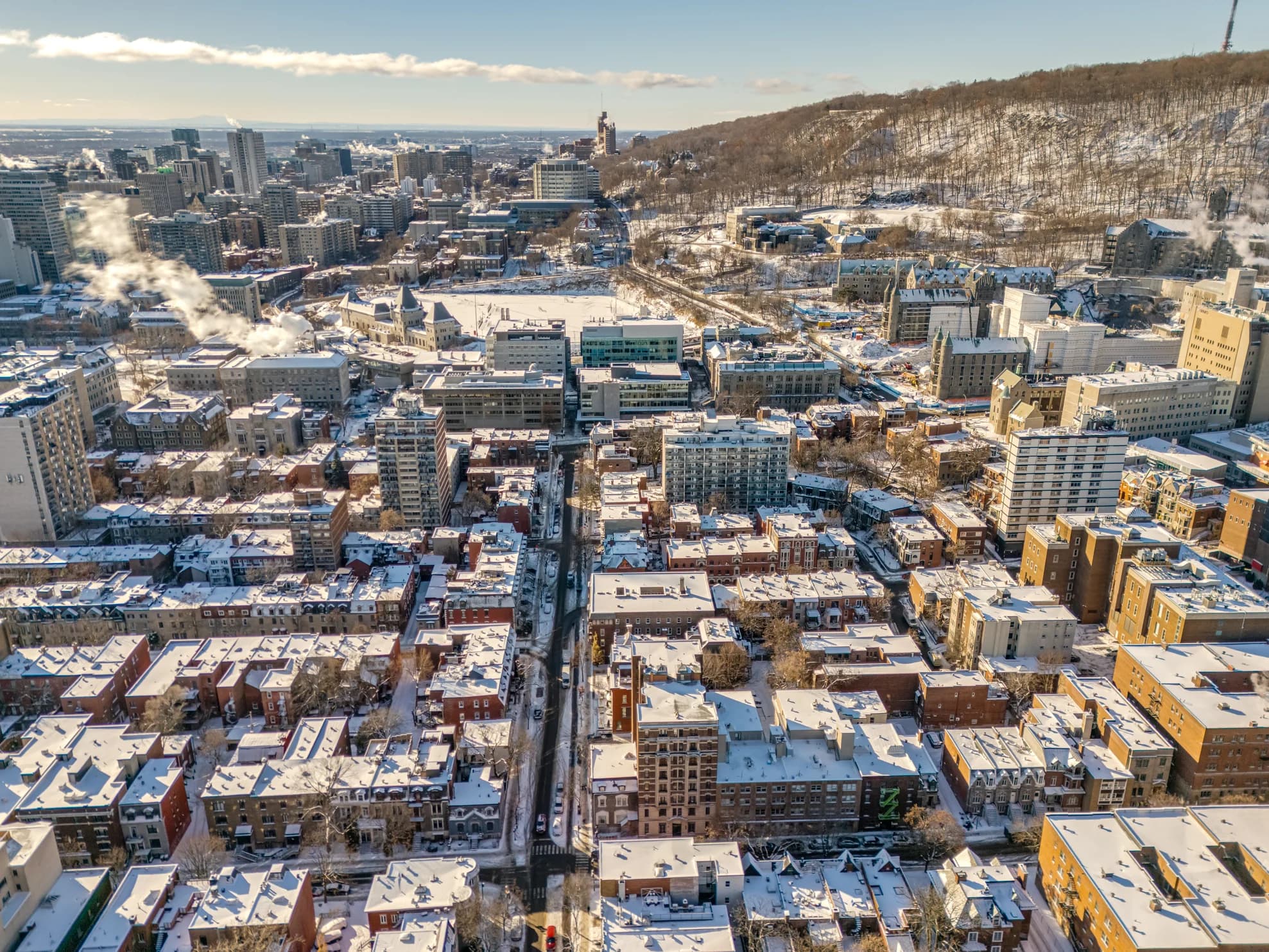 Vue aérienne de Montréal et du mont Royal en hiver